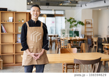 店内で立つ飲食店の男性従業員 108394629