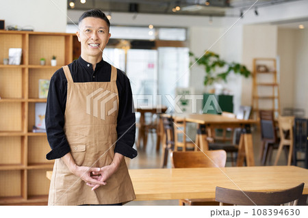 店内で立つ飲食店の男性従業員 108394630