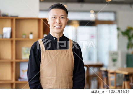 店内で立つ飲食店の男性従業員 108394631