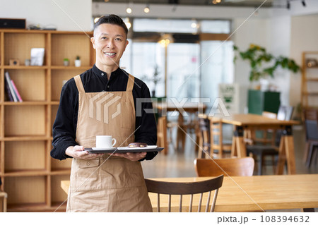 店内で立つ飲食店の男性従業員 108394632