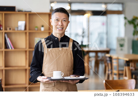 店内で立つ飲食店の男性従業員 108394633