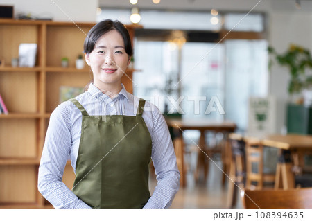店内で立つ飲食店の女性従業員 店内で立つ飲食店の女性従業員 108394635