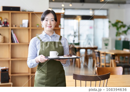 店内で立つ飲食店の女性従業員 店内で立つ飲食店の女性従業員 108394636