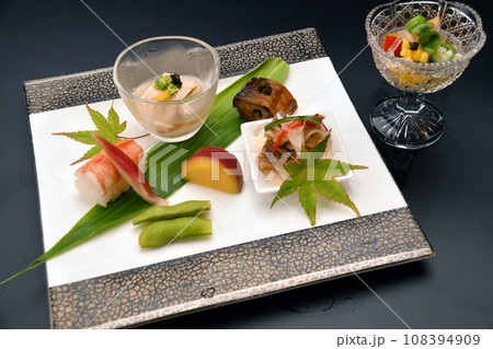 料亭で出される旬の食材を盛り付けた料理 八寸 料亭で出される旬の食材を盛り付けた料理 八寸 108394909