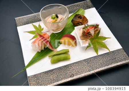 料亭で出される旬の食材を盛り付けた料理　八寸 108394915