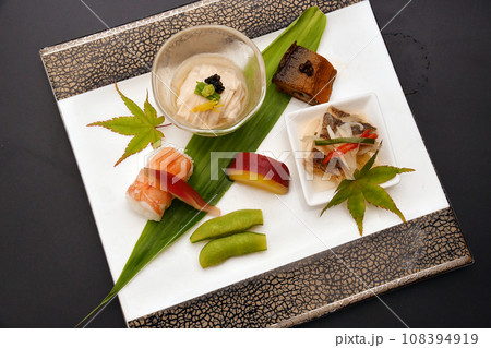 料亭で出される旬の食材を盛り付けた料理 八寸 料亭で出される旬の食材を盛り付けた料理 八寸 108394919