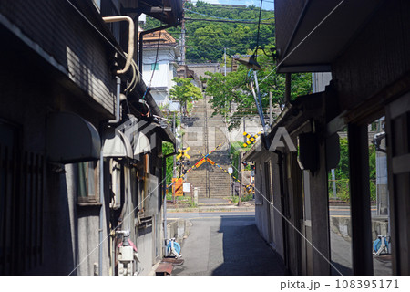 尾道の路地から持光寺参道階段を望む-2 108395171