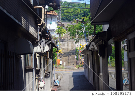 尾道の路地から持光寺参道階段を望む-1 尾道の路地から持光寺参道階段を望む-1 108395172