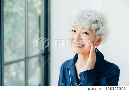 シニアの女性のビューティ シニアの女性のビューティ 108395308