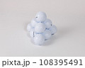 積み上げられたゴルフボール 108395491