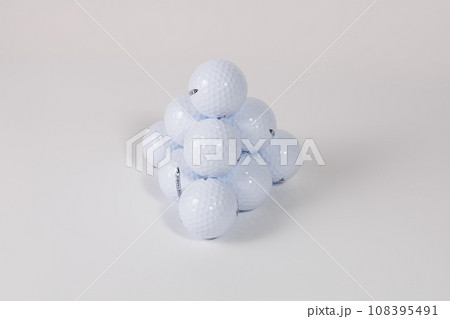 積み上げられたゴルフボール 108395491