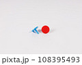 赤と青のマーカー 108395493