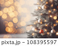 煌めく雪のクリスマスツリー 108395597