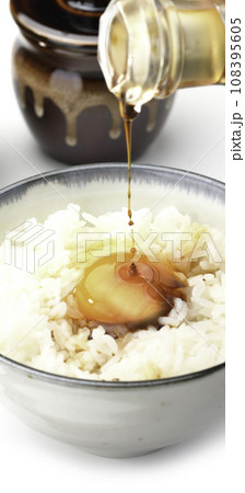 たまごかけごはんに醤油をかける　白バック 108395605