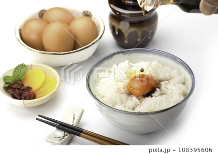 たまごかけごはんに醤油をかける 白バック たまごかけごはんに醤油をかける 白バック 108395606