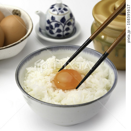 卵かけご飯　白バック 108395617