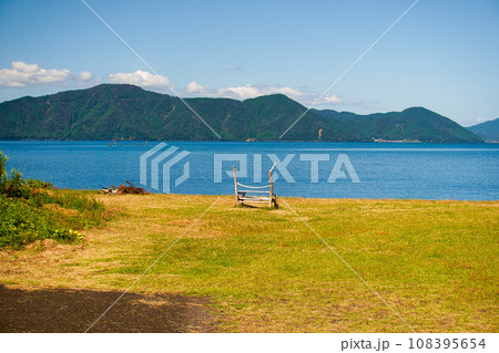 湖畔にポツンと手製ベンチのある風景 108395654