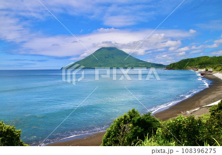 長崎鼻から望む開聞岳（鹿児島県・指宿市） 108396275