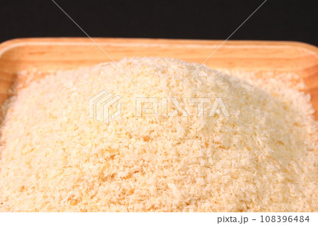 トレーに盛ったパン粉 108396484