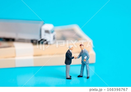 物流　運送　2024年問題　握手 108398767