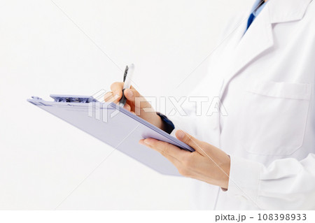 カルテを持つ白衣の女性　手元 108398933