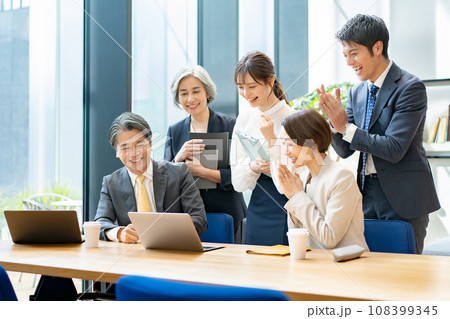 ビジネス チームワーク 拍手 ビジネス チームワーク 拍手 108399345