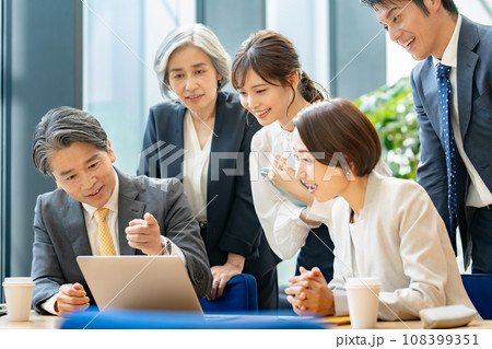 ビジネス　チームワーク　拍手　 108399351