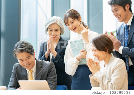 ビジネス チームワーク 拍手 ビジネス チームワーク 拍手 108399358