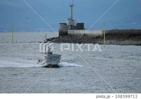 大牟田市　三池港　帰港する釣船、 108399711