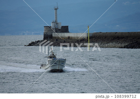 大牟田市　三池港　帰港する釣船、 108399712