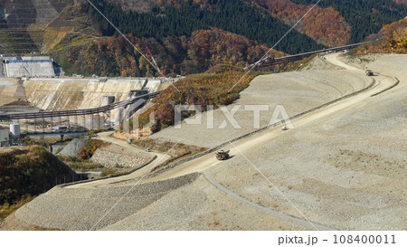 2023年11月成瀬ダム工事現場　活躍する重ダンプとジムニー　夢仙人大橋より　秋田県 108400011