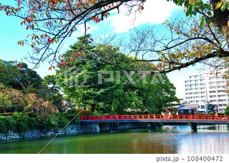 赤くて綺麗な小田原城学橋の風景 赤くて綺麗な小田原城学橋の風景 108400472