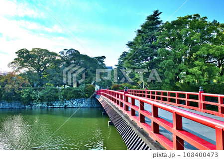 赤くて綺麗な小田原城学橋の風景 108400473