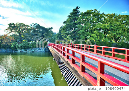赤くて綺麗な小田原城学橋の風景 108400474