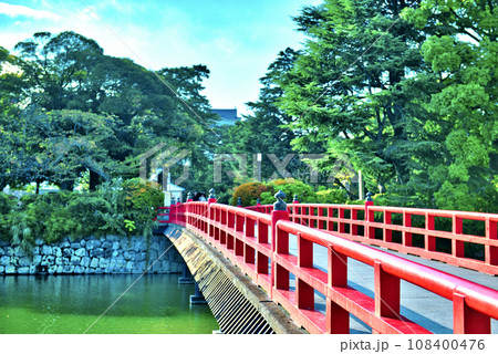 赤くて綺麗な小田原城学橋の風景 108400476