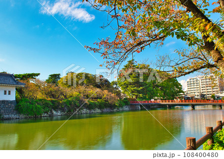 赤くて綺麗な小田原城学橋の風景 赤くて綺麗な小田原城学橋の風景 108400480