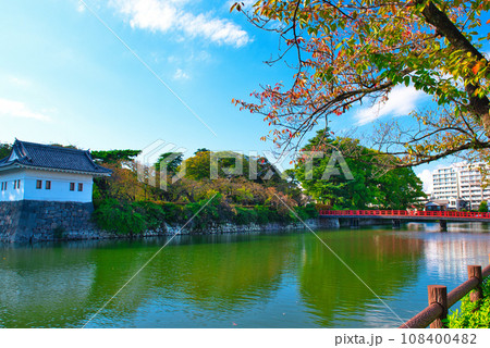 赤くて綺麗な小田原城学橋の風景 赤くて綺麗な小田原城学橋の風景 108400482
