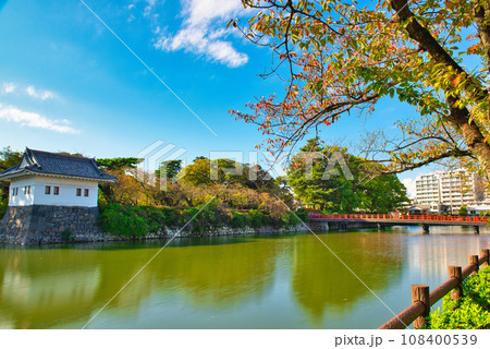 赤くて綺麗な小田原城学橋の風景 赤くて綺麗な小田原城学橋の風景 108400539