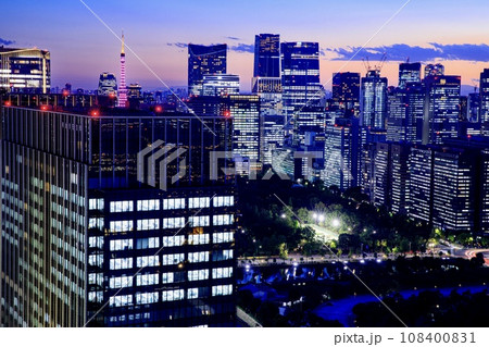 東京都、皇居外苑と霞ヶ関の夜景 東京都、皇居外苑と霞ヶ関の夜景 108400831