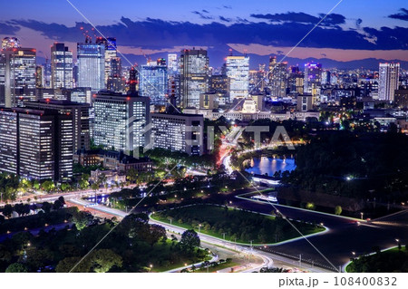 東京都、皇居外苑と霞ヶ関の夜景 東京都、皇居外苑と霞ヶ関の夜景 108400832