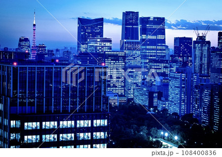東京都、皇居外苑と霞ヶ関の夜景 108400836