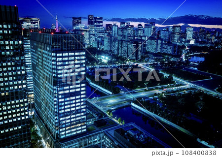 東京都、皇居外苑と霞ヶ関の夜景 東京都、皇居外苑と霞ヶ関の夜景 108400838