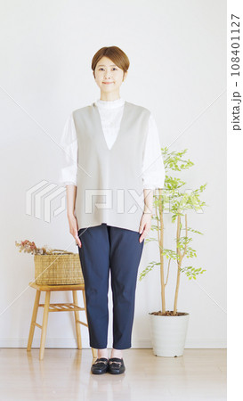 女性春服のファッションコーディネート全身(縦向き) 女性春服のファッションコーディネート全身(縦向き) 108401127