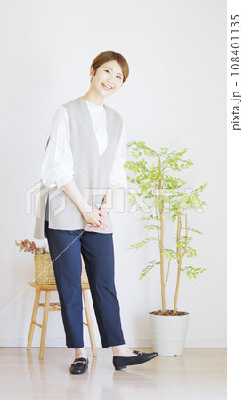 女性春服のファッションコーディネート全身(縦向き) 女性春服のファッションコーディネート全身(縦向き) 108401135