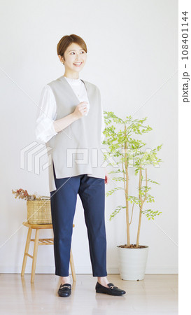 女性春服のファッションコーディネート全身(縦向き) 女性春服のファッションコーディネート全身(縦向き) 108401144