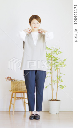 身だしなみを整える女性全身(縦向き) 身だしなみを整える女性全身(縦向き) 108401171