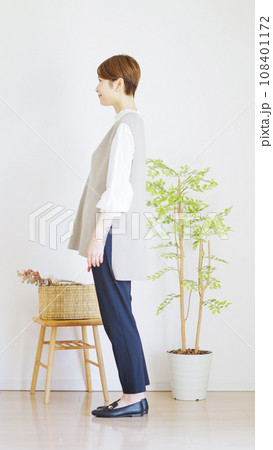 女性春服のファッションコーディネート全身横側(縦向き) 女性春服のファッションコーディネート全身横側(縦向き) 108401172