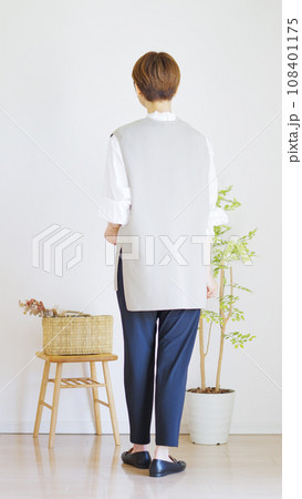 女性春服のファッションコーディネート全身背中(縦向き) 女性春服のファッションコーディネート全身背中(縦向き) 108401175