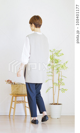 女性春服のファッションコーディネート全身背中(縦向き) 女性春服のファッションコーディネート全身背中(縦向き) 108401177