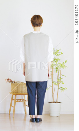 女性春服のファッションコーディネート全身背中(縦向き) 女性春服のファッションコーディネート全身背中(縦向き) 108401179